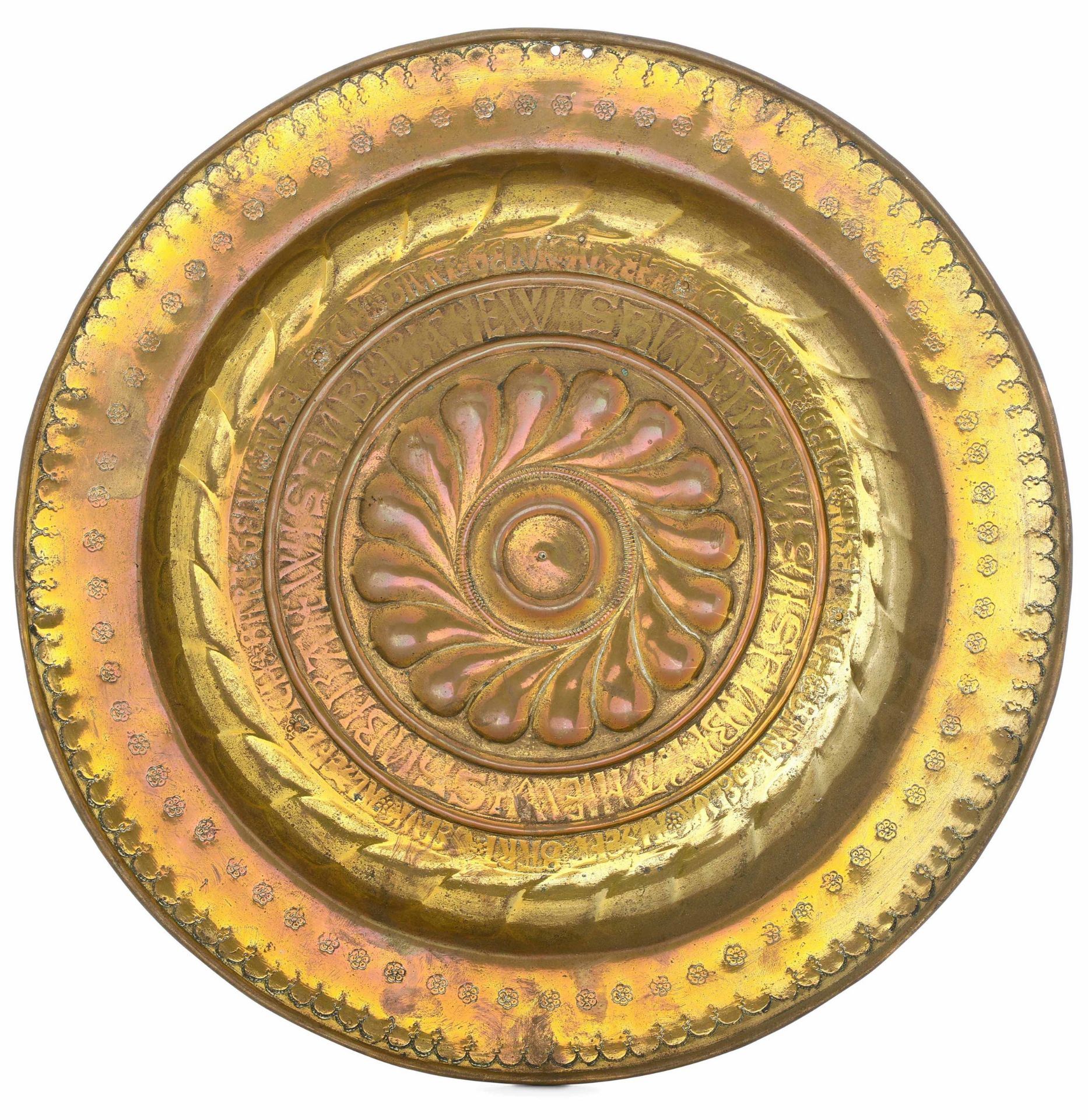A brass plate, Germany, 1500s - diametro cm 40,8. Cavetto dorato a baccellatura entro [...]