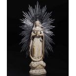 An ivory Madonna, Goa or Philippines, 1700s - altezza avorio cm 27, con argento cm 36 [...]