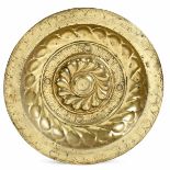 A brass plate, Germany, 1500s - diametro cm 40,5. Decoro a baccellatura e fascia con [...]