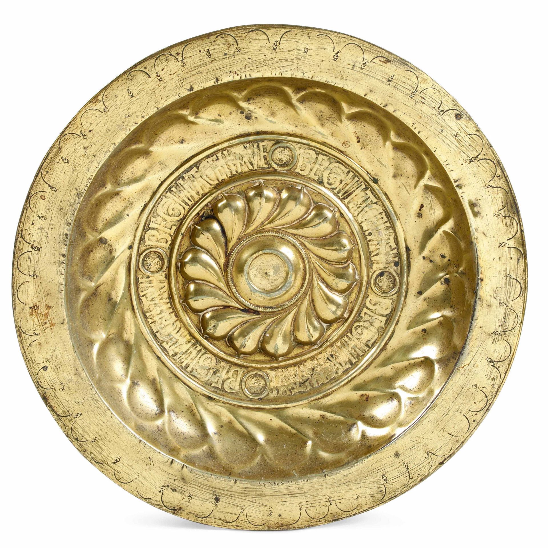 A brass plate, Germany, 1500s - diametro cm 40,5. Decoro a baccellatura e fascia con [...]