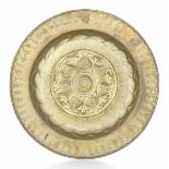 A brass plate, Germany, 1500s - diametro cm 38. Cavetto con decori a melograni [...]