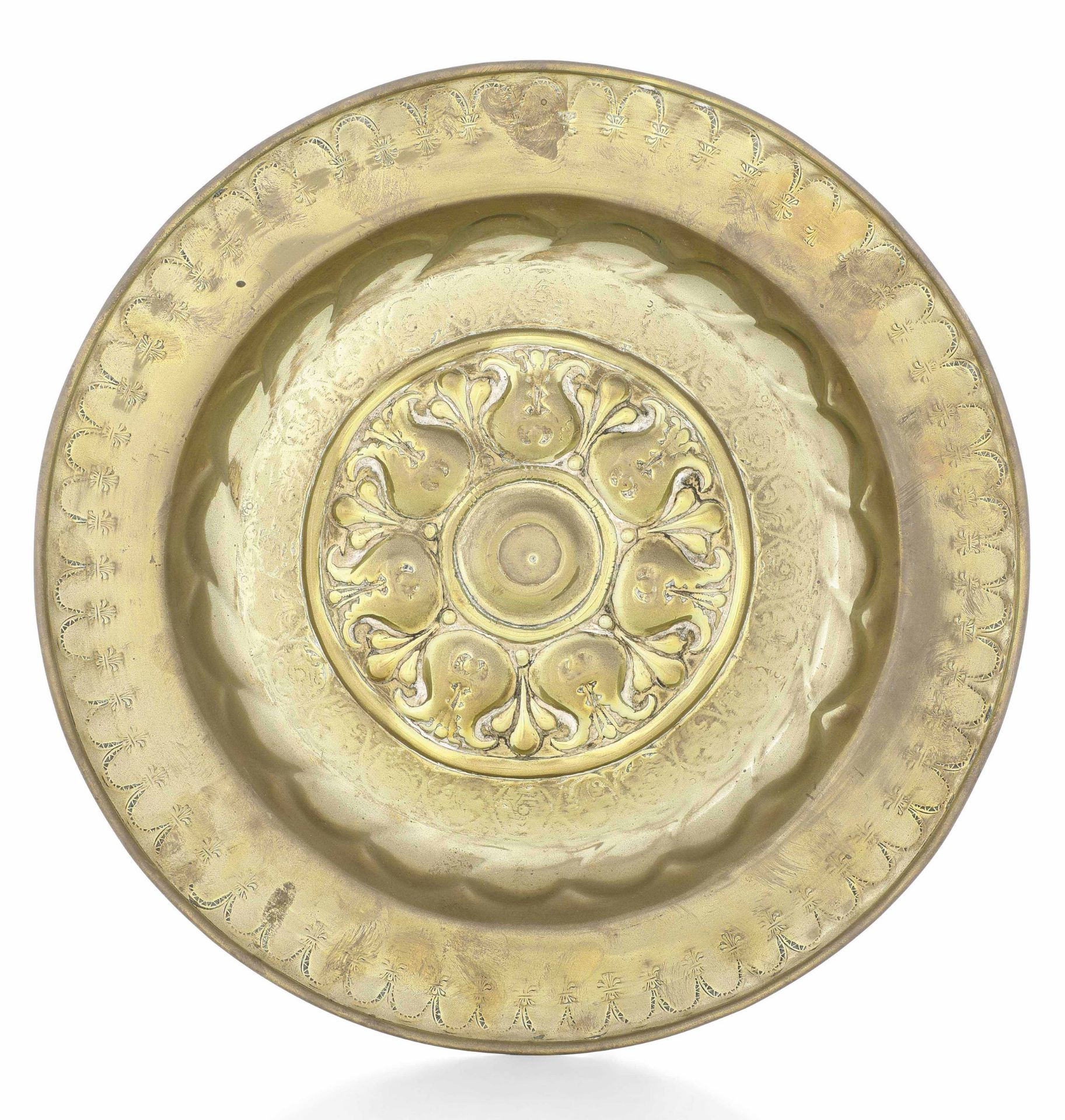 A brass plate, Germany, 1500s - diametro cm 38. Cavetto con decori a melograni [...]