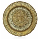 A brass plate, Germany, 1500s - diametro cm 39. Cavetto con ricche decorazioni [...]