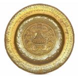 A brass plate, Germany, 1500s - diametro cm 37. Cavetto decorato con vaso, girali, [...]