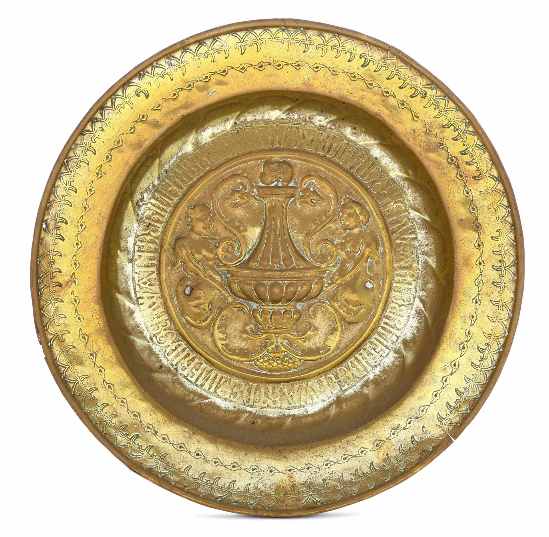 A brass plate, Germany, 1500s - diametro cm 37. Cavetto decorato con vaso, girali, [...]
