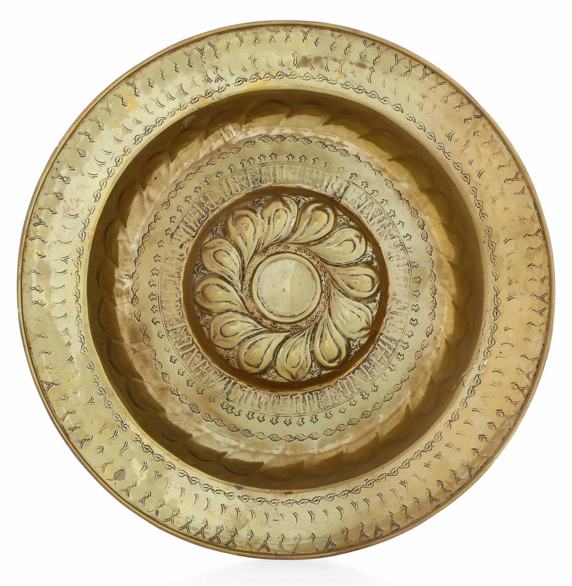 A brass plate, Germany, 1500s - diametro cm 49. Cavetto con decoro a baccellatura [...]