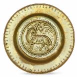 A brass plate, Germany, 1500s - diametro cm 36. Cavetto con raffigurazione [...]