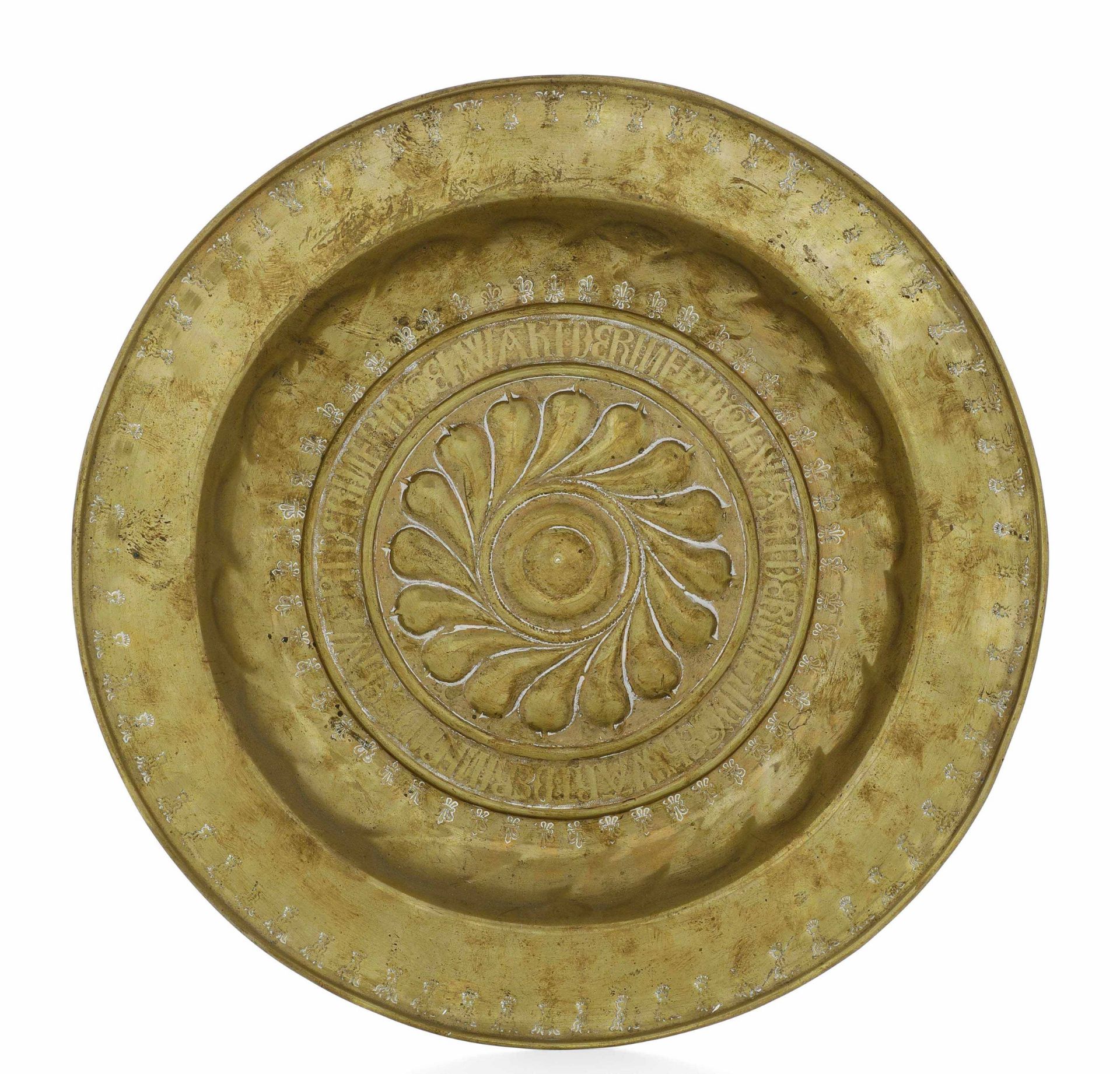 A brass plate, Germany, 1500s - diametro cm 42. Cavetto con decoro a baccellatura [...]