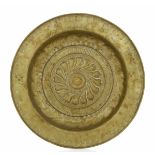 A brass plate, Germany, 1500s - diametro cm 42. Cavetto con decoro a baccellatura [...]