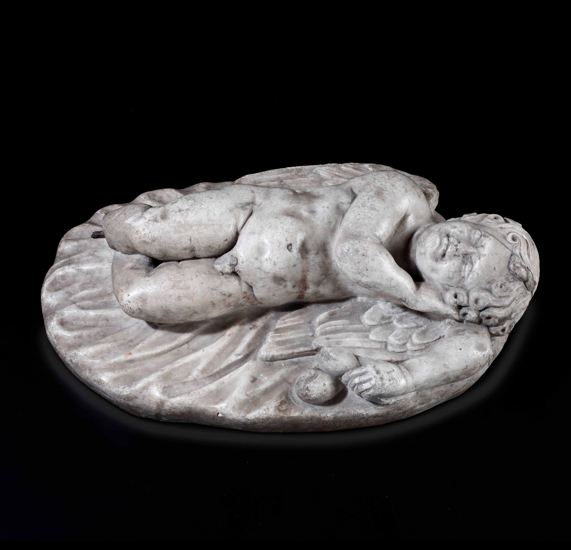 A marble putto, Rome (?), 16-1700s - cm 46x30x15. Il rilievo scultoreo che raffigura [...]