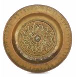 A brass plate, Germany, 1500s - diametro cm 31,7. Cavetto con decoro a baccellatura [...]