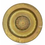 A brass plate, Germany, 1500s - diametro cm 50. Cavetto con decoro a baccellatura [...]