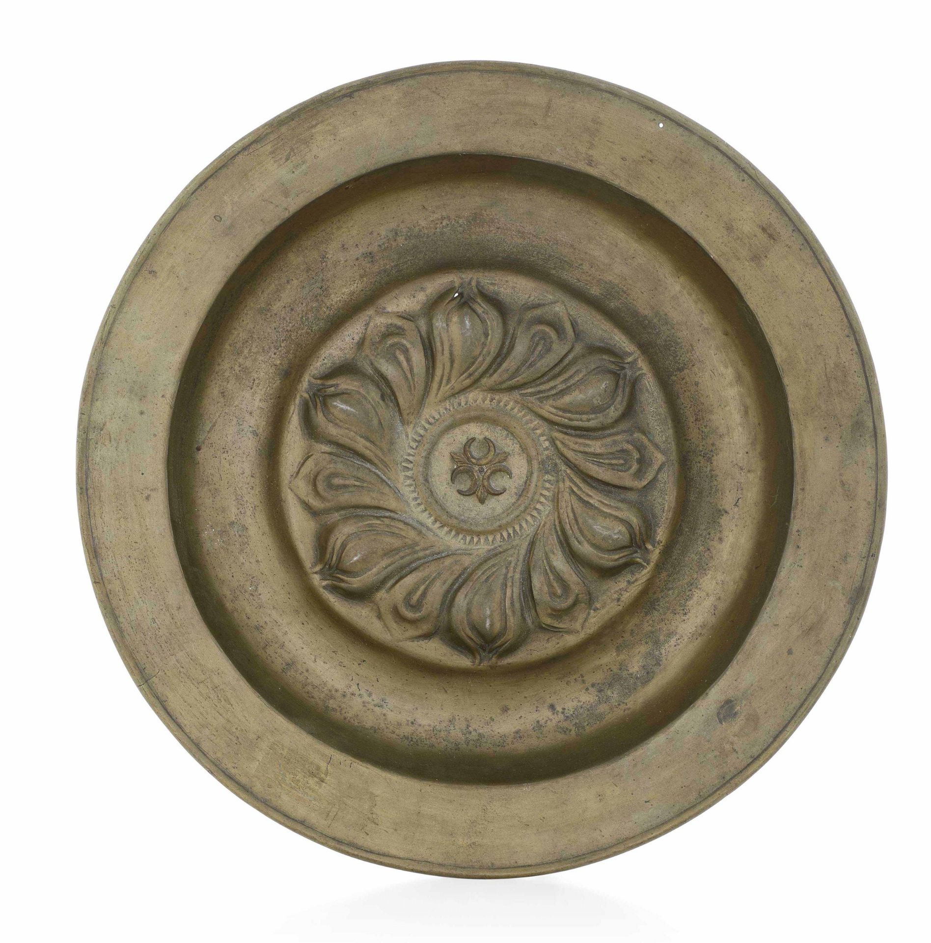 A brass plate, Italian prod. Central Europe, 1500s - diametro cm 39,5. Al centro del [...]
