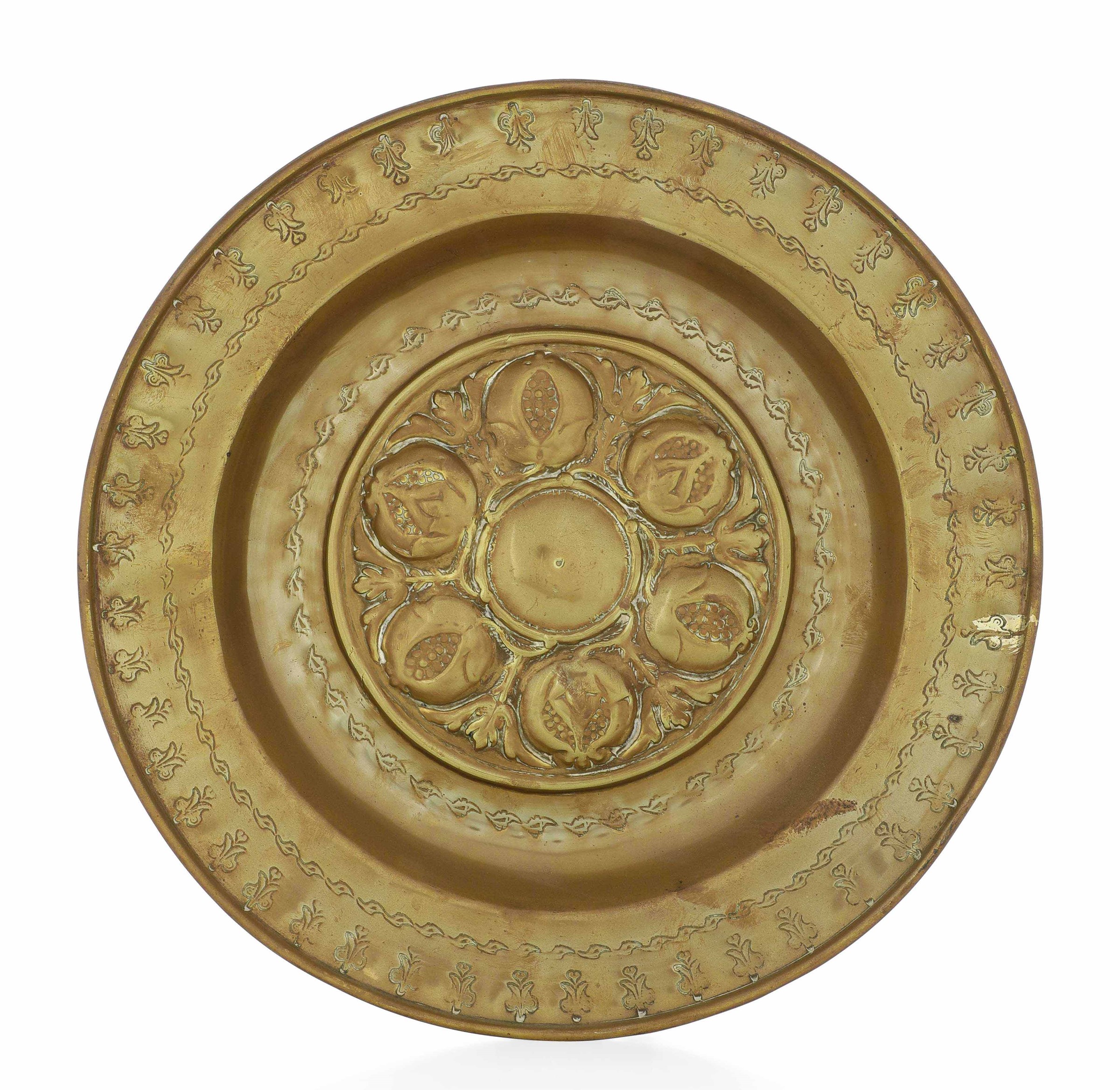 A brass plate, Germany, 1500s - diametro cm 35,3. Cavetto con decorazione a melograni -