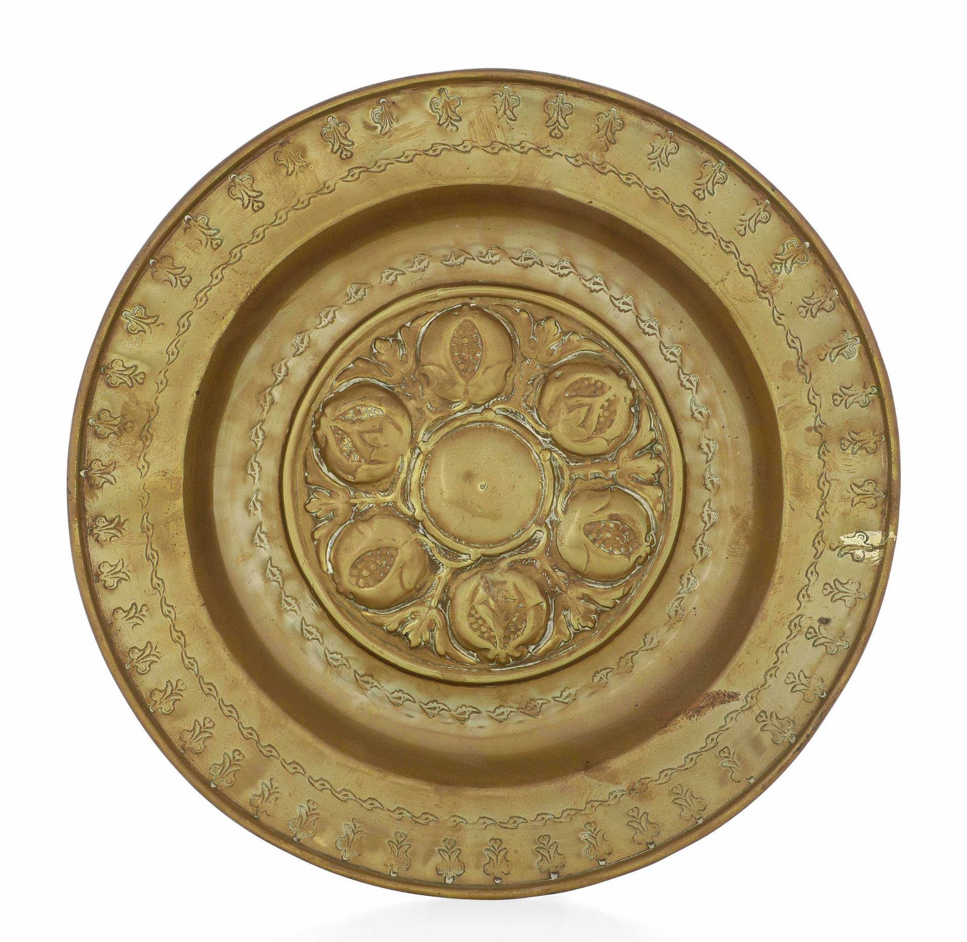 A brass plate, Germany, 1500s - diametro cm 35,3. Cavetto con decorazione a melograni -