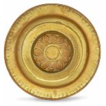 A brass plate, Germany, 1500s - diametro cm 43,5. Cavetto con decoro a baccellatura -