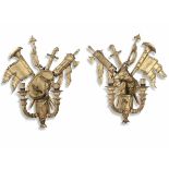 Coppia di appliques a due bracci in legno intagliato e dorato con panoplie, XVIII [...]