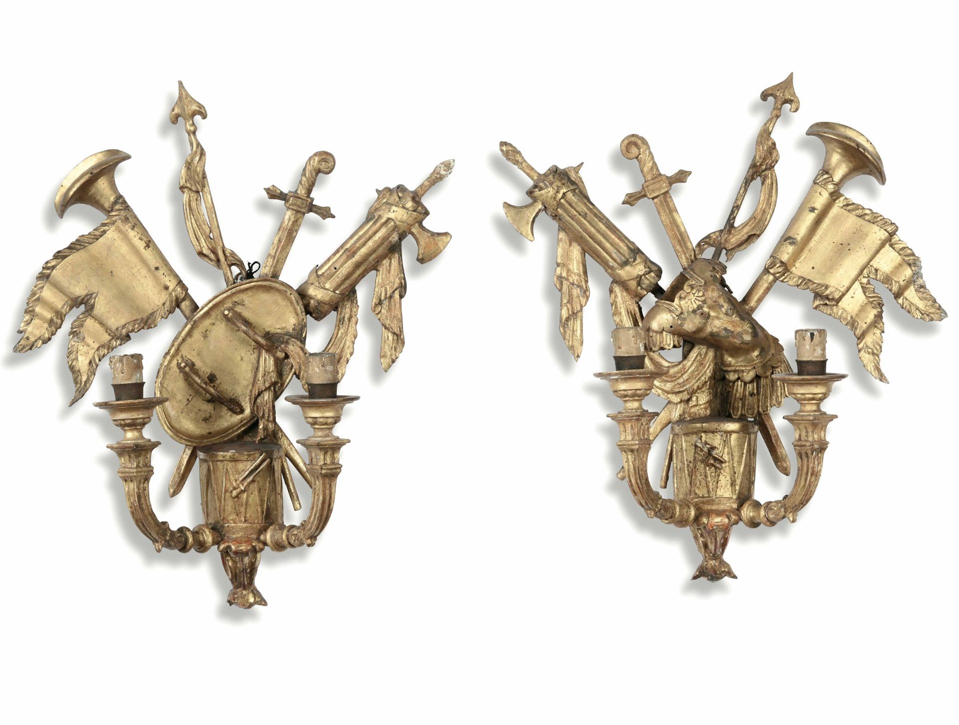 Coppia di appliques a due bracci in legno intagliato e dorato con panoplie, XVIII [...]