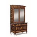 Commode con alzata. Impiallacciata e intarsiata con pregiate essenze lignee, piano in [...]