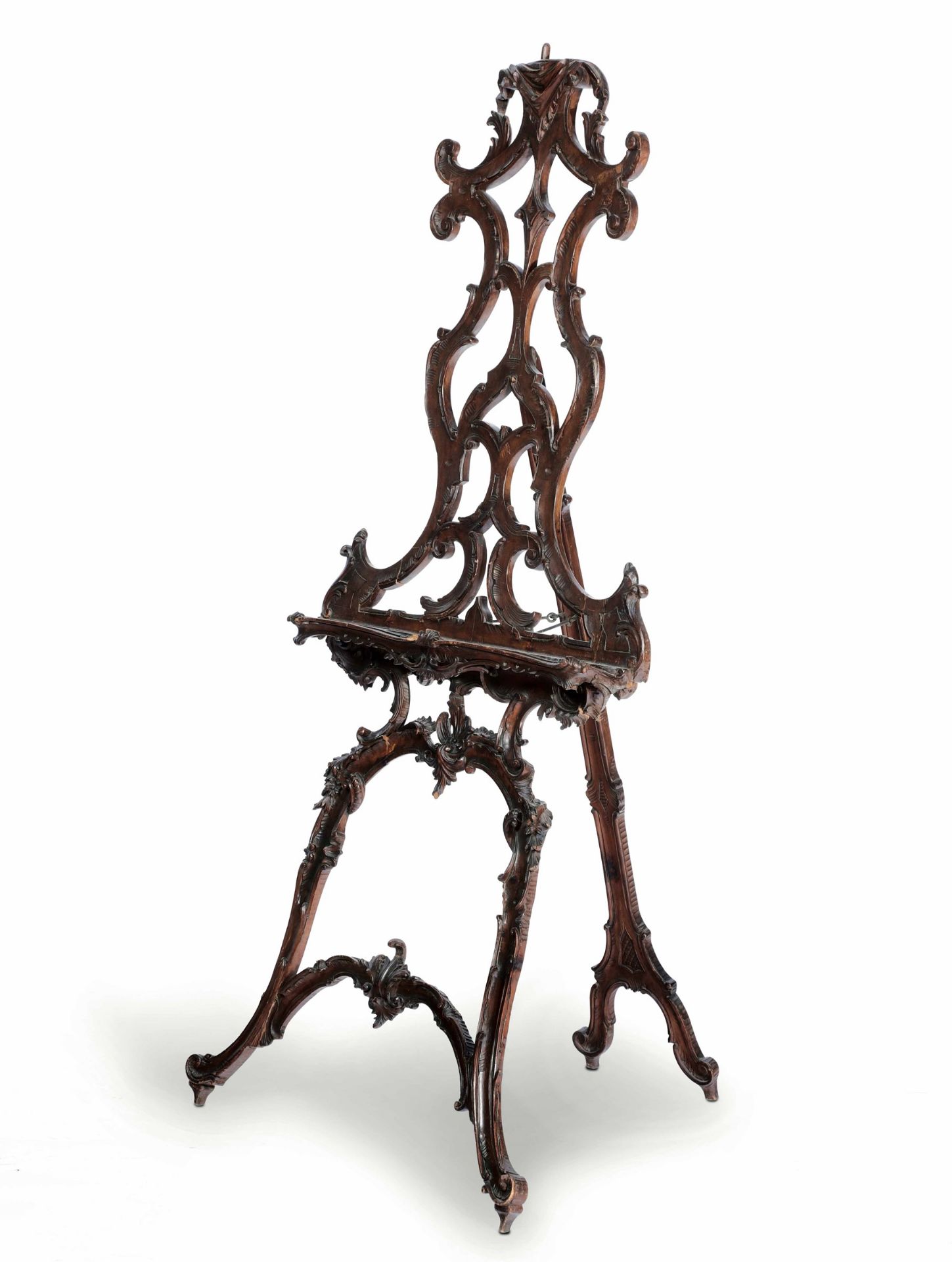 Cavalletto in legno scolpito, XIX secolo, - altezza cm 177 decori a volute ed [...]