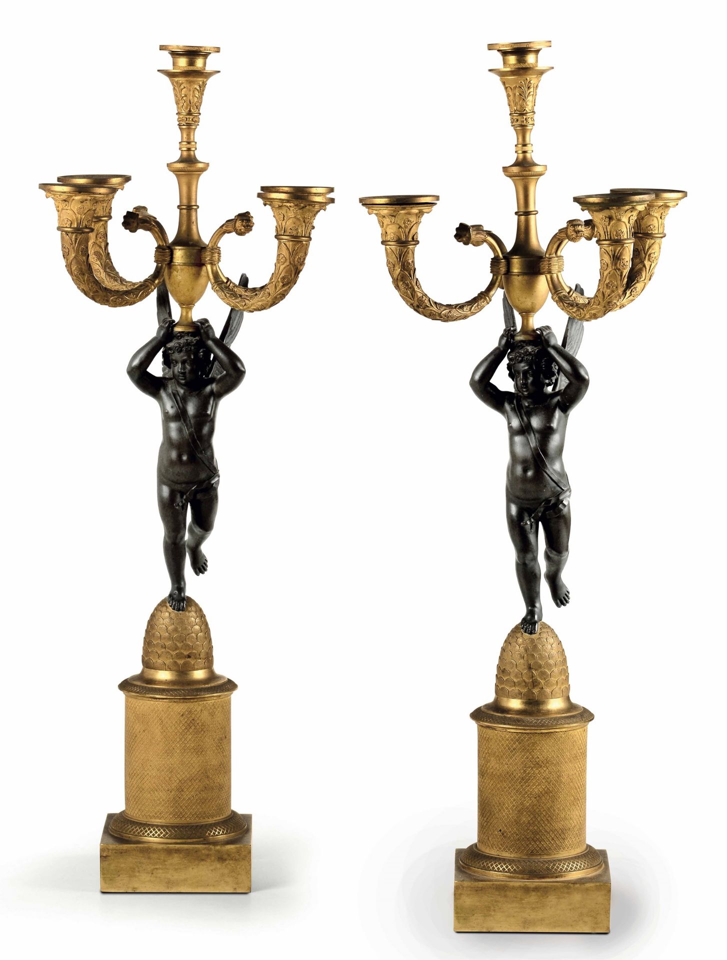 Coppia di candelabri in bronzo dorato e patinato a cinque fiamme con putti alati. [...]