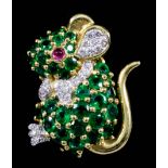 An Emerald, Diamond and Ruby Mouse Pattern Brooch, Modern, in 18ct gold mount, set with round cut