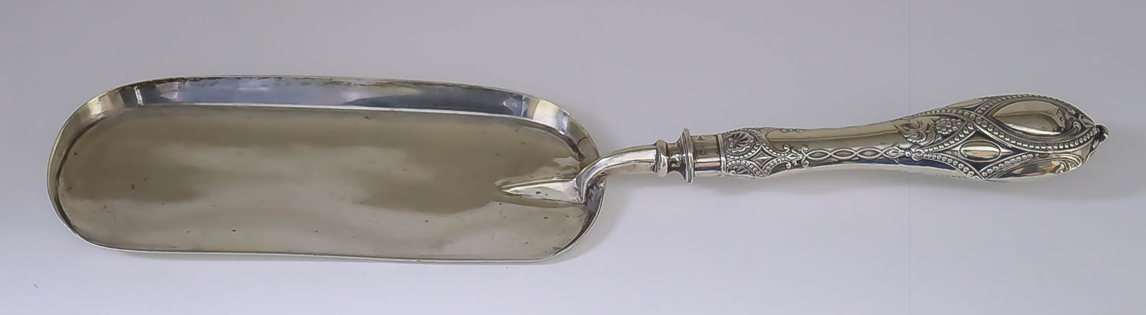 A George V Silver Crumb Scoop, by Walker & Hall, Sheffield 1913, with plain curved blade and