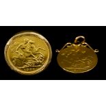 A Victoria 1900 Sovereign (Old Head), mounted in 9ct gold cufflinks, gross weight 13.5g, and a