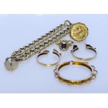 A 9ct Gold Chain Link Bracelet with 9ct gold padlock clasp with engraved face, weight 28g, a 9ct