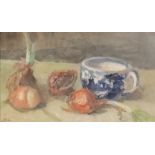 ***Nancy Carline (1909-2004) - Oil painting - Still life - Onions and a blue and white cup,