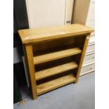 A LIGHT OAK THREE TIER OPEN BOOKCASE/CD RACK, 2'4" WIDE