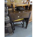 A SINGER SEWING MACHINE IN FITTED WOODEN STAND WITH FLIP TOP