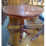A REPRODUCTION MAHOGANY INLAID COFFEE/OCCASIONAL TABLE, ON TRIPOD BASE
