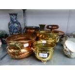COPPER AND BRASSWARES VARIOUS TO INCLUDE; A CAULDRON, PLANTERS, VASE ETC...