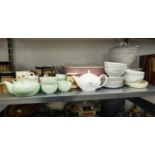 MIXED LOT OF CERAMICS TO INCLUDE; WEDGWOOD 'AZTEC' LARGE SOUP TUREEN WITH SERVING SPOON, PEDESTAL