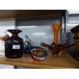 A MDINA GLASS VASE AND FIVE OTHER MURANO AND OTHER PIECES OF MODERN GLASS (6)