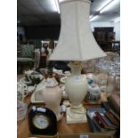 A LARGE OFF-WHITE POTTERY URN SHAPED VASE TABLE LAMP AND THE CREAM SILK DAMASK SHADE AND AN OFF-