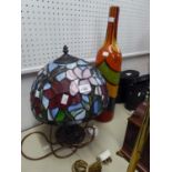 A MODERN TIFFANY STYLE ELECTRIC TABLE LAMP, ALSO A MODERN POTTERY VASE (2)