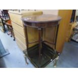 A GOOD EDWARDIAN MAHOGANY CIRCULAR OCCASIONAL TABLE WITH BOXWOOD AND EBONY STRING INLAY TO THE TOP