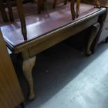 AN OAK OBLONG DINING TABLE, EXTENDING WITH A WINDING ACTION AND ONE LOOSE LEAF, ON CABRIOLE LEGS, 4?