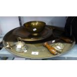 SMALL SELECTION OF BRASS WARES TO INCLUDE; A ROUND TRAY, 23" DIAMETER, WITH ANIMAL DESIGN, BOWL, TWO
