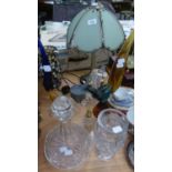 SMALL SELECTION OF GLASSWARES TO INCLUDE; TWO COLOURED GLASS BIRDS, BRASS TABLE LAMP WITH GLASS