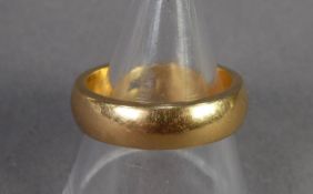 22ct GOLD WEDDING RING, ring size M, 9.5 gms