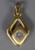 18ct GOLD DIAMOND SHAPED PENDANT, set with a solitaire white stone, 1" (2.5cm) high, 1.9 gms