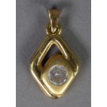 18ct GOLD DIAMOND SHAPED PENDANT, set with a solitaire white stone, 1" (2.5cm) high, 1.9 gms