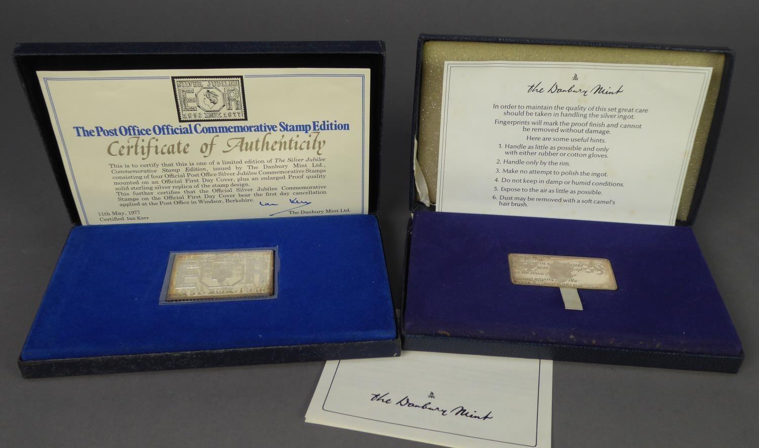 THE DANBURY MIHNT SILVER INGOT COMMEMORATING THE STATE VISIT OF QUEEN ELIZABETH II TO THE USA, on - Image 2 of 2