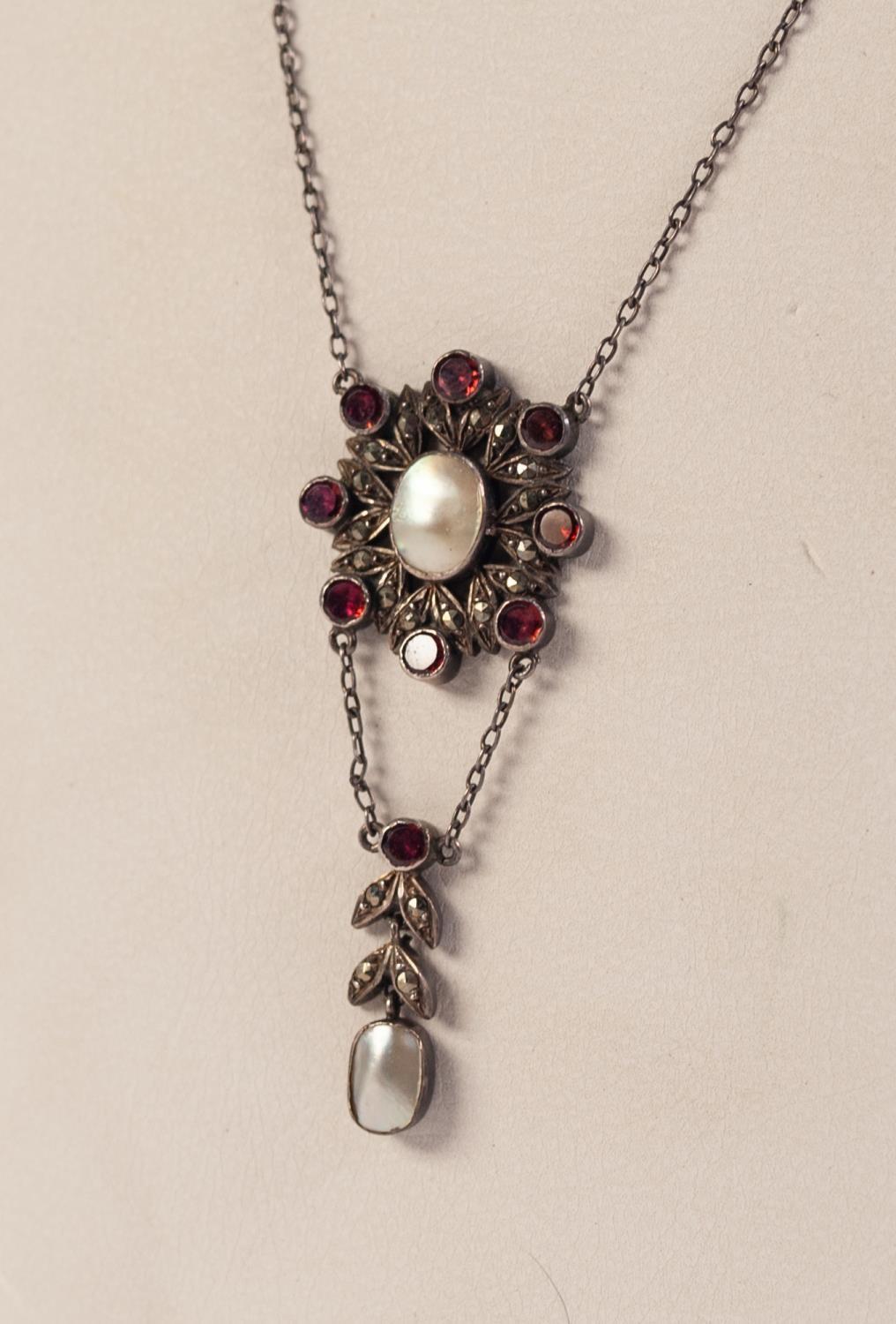 SILVER COLOURED METAL FINE CHAIN NECKLACE THE PENDANT FRONT SET WITH OVAL MOTHER OF PEARL in a - Image 2 of 2