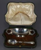 GEORGE V BOXED, PRESENTATION SILVER TWO HANDLED QUAICH AND SPOON BY MAPPIN & WEBB, the plain