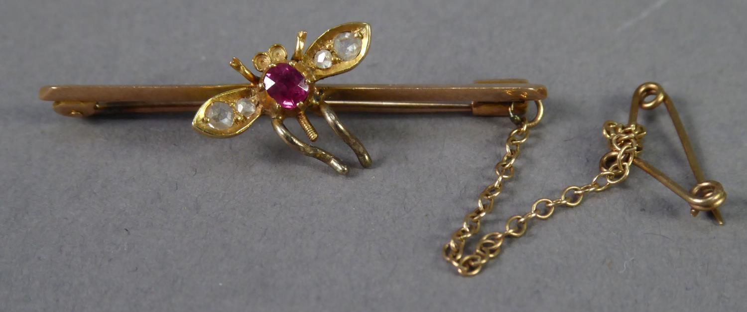 EDWARDIAN 15ct GOLD BAR AND FLY BROOCH, the fly with a ruby body and two tiny rose diamonds to