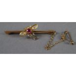 EDWARDIAN 15ct GOLD BAR AND FLY BROOCH, the fly with a ruby body and two tiny rose diamonds to